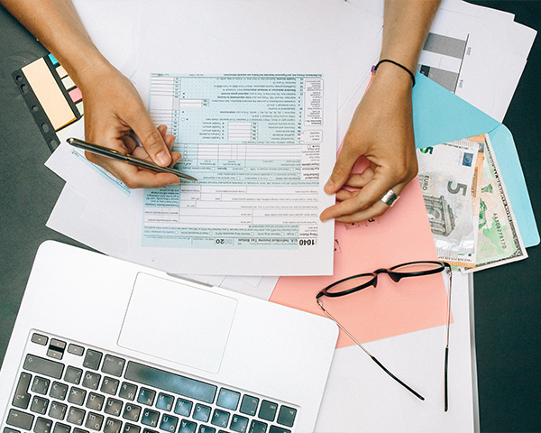 woman filing for divorce without money