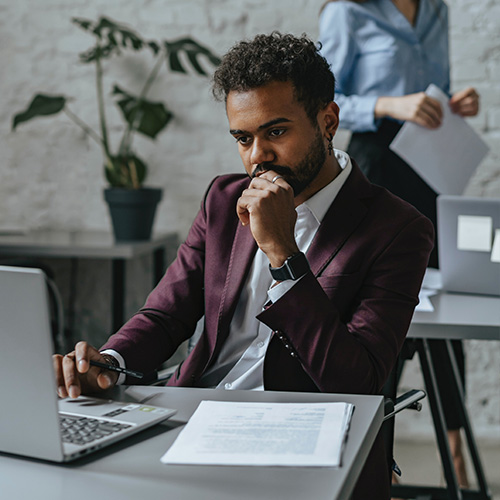 man getting an online divorce